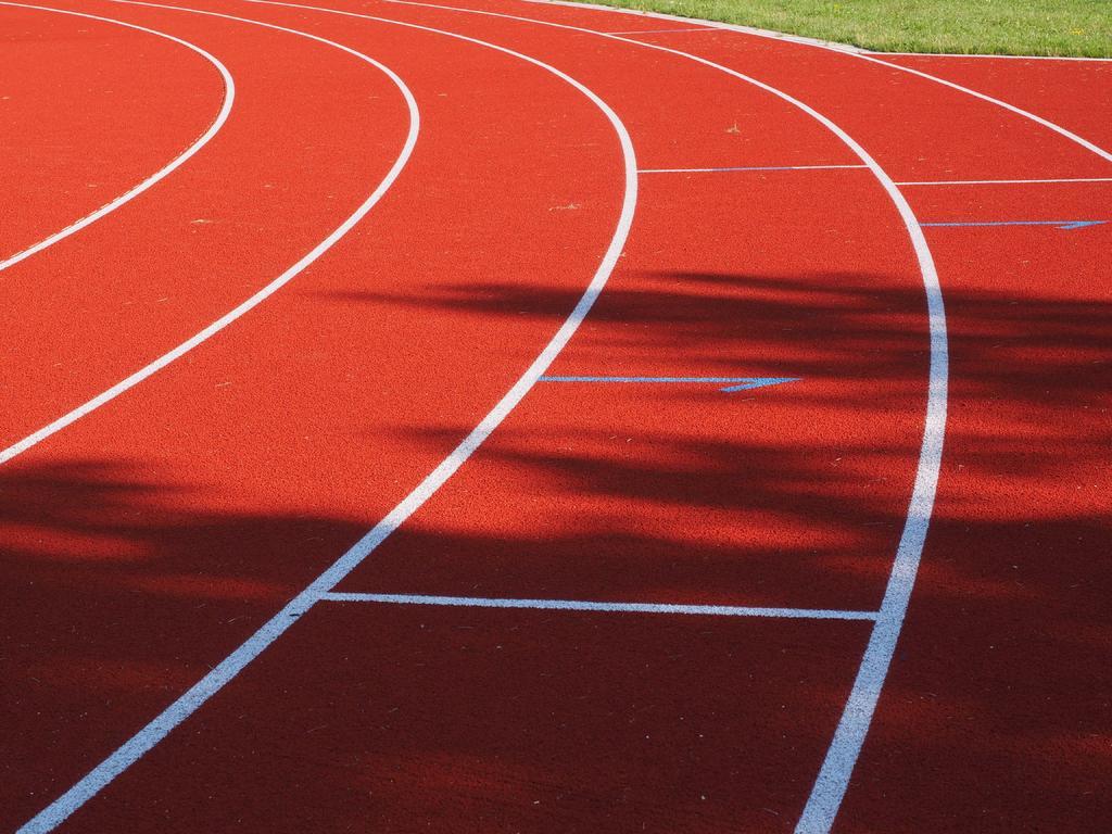 红色教育唯美操场学校教学楼草地背景图片