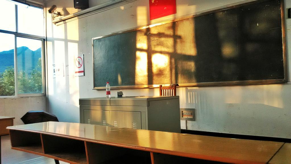 教育清新夕阳下的课室背景图片