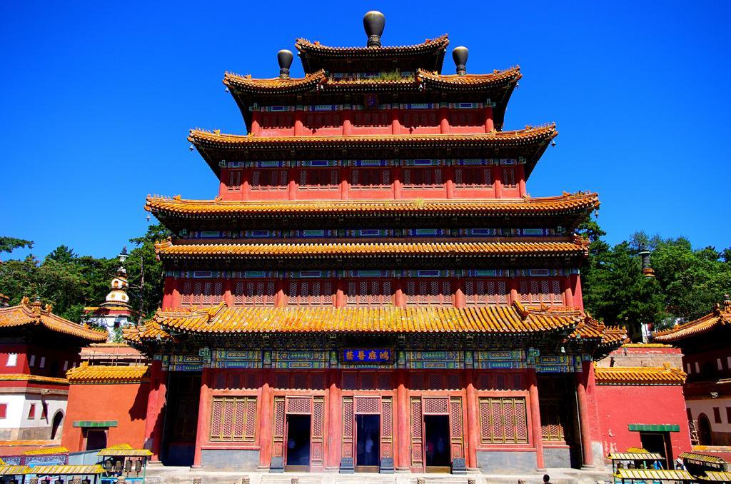 建筑复古中国河北承德寺庙背景图片