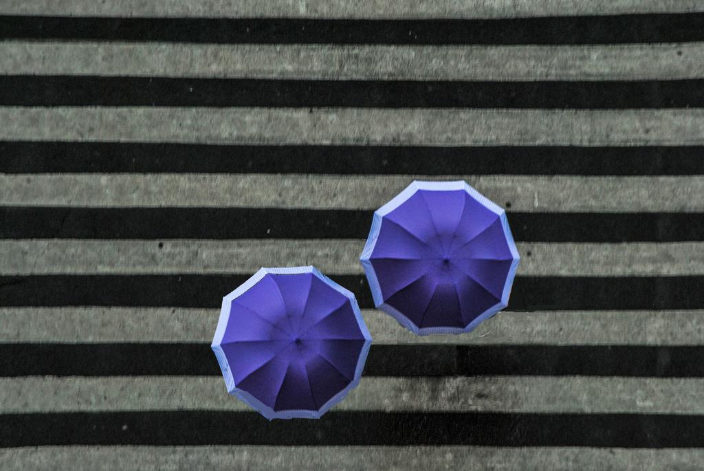 雨 极简主义 蓝色 行人