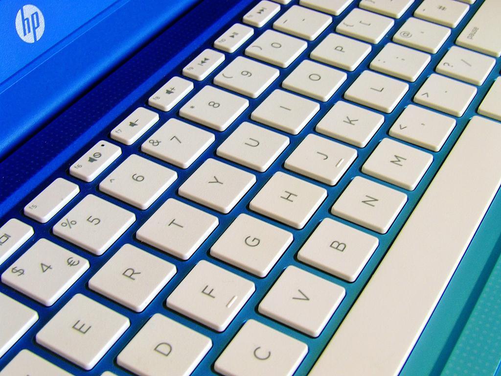 蓝白电子信息科技电脑上的白色键盘特写电子产品宣传办公学习背景图片