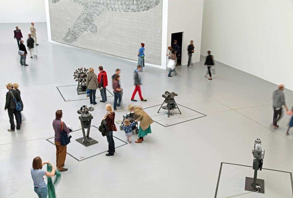 白色娱乐简约人群现代艺术现场背景图片