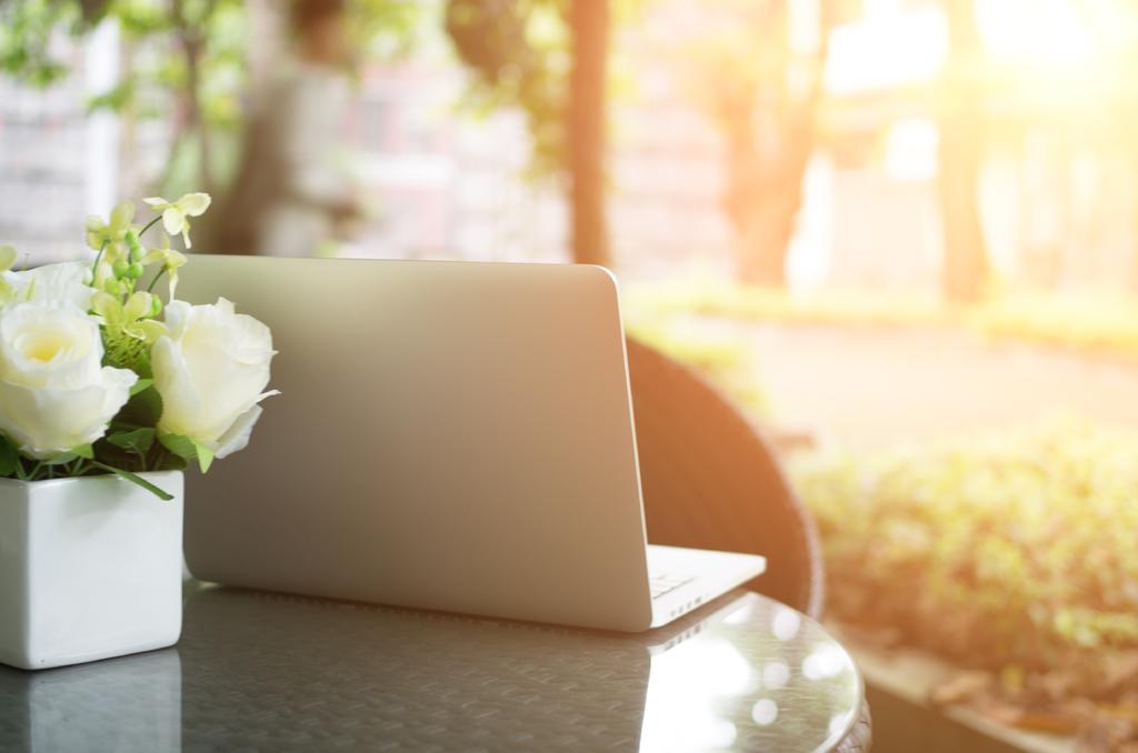 白色笔记本悠闲鲜花午后背景图片