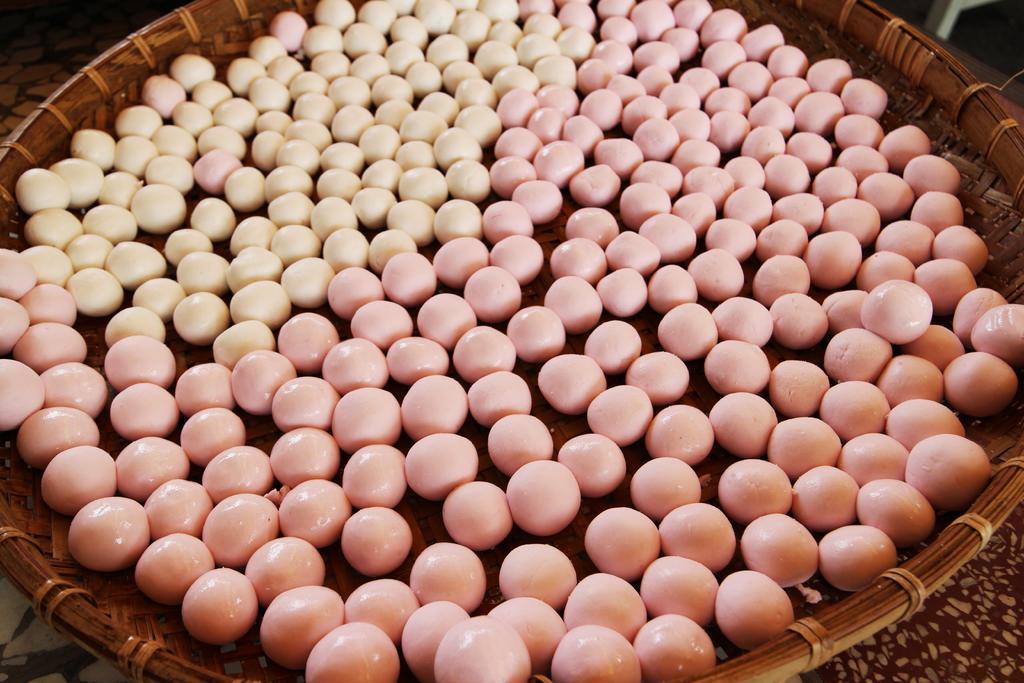 元宵节食物传统白色和红色的汤圆背景图片