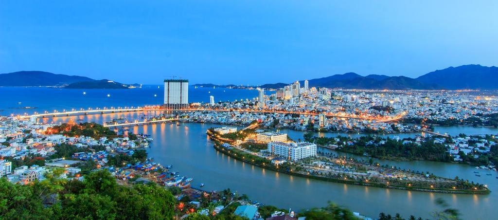 蓝色现代建筑城市夜景背景图片