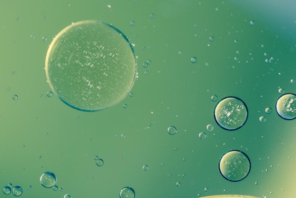 绿色自然纹理水中的油滴背景图片