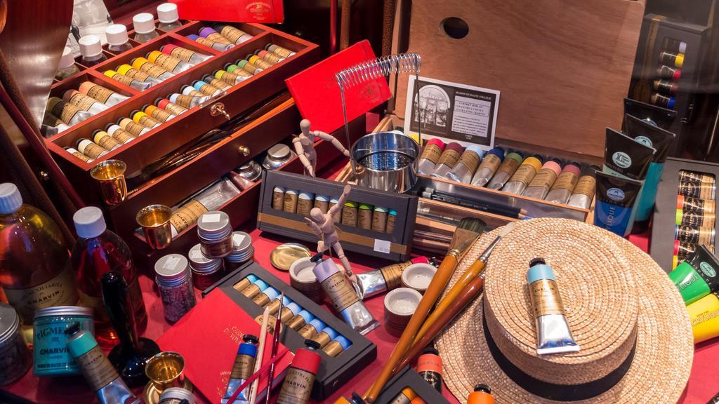 广告艺术摆放有序的工具盒背景图片