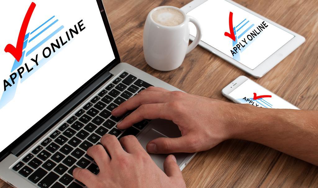 彩色电子信息科技笔木桌上笔记本电脑平板和智能手机办公学习娱乐背景图片