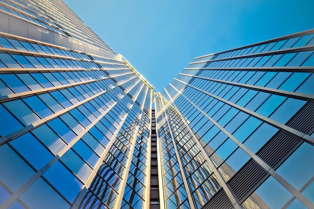 城市建筑高楼大厦蓝色建筑自然时尚蓝天下现代城市高楼大厦仰视景观图背景图片