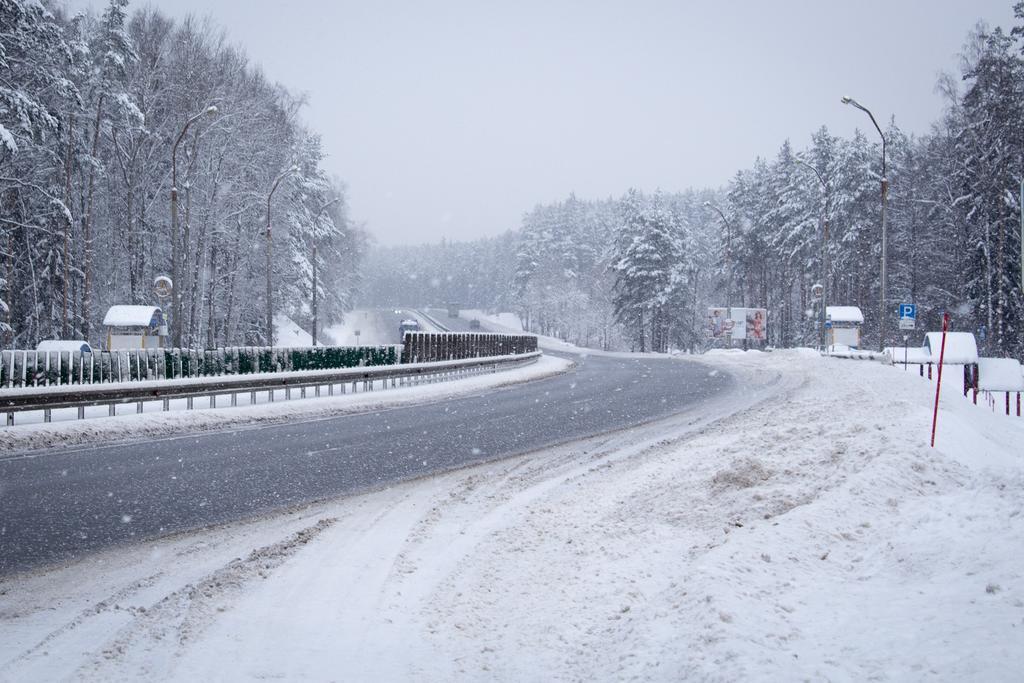 灰白公路朦胧下雪的山林和道路雪景马路自然背景图片