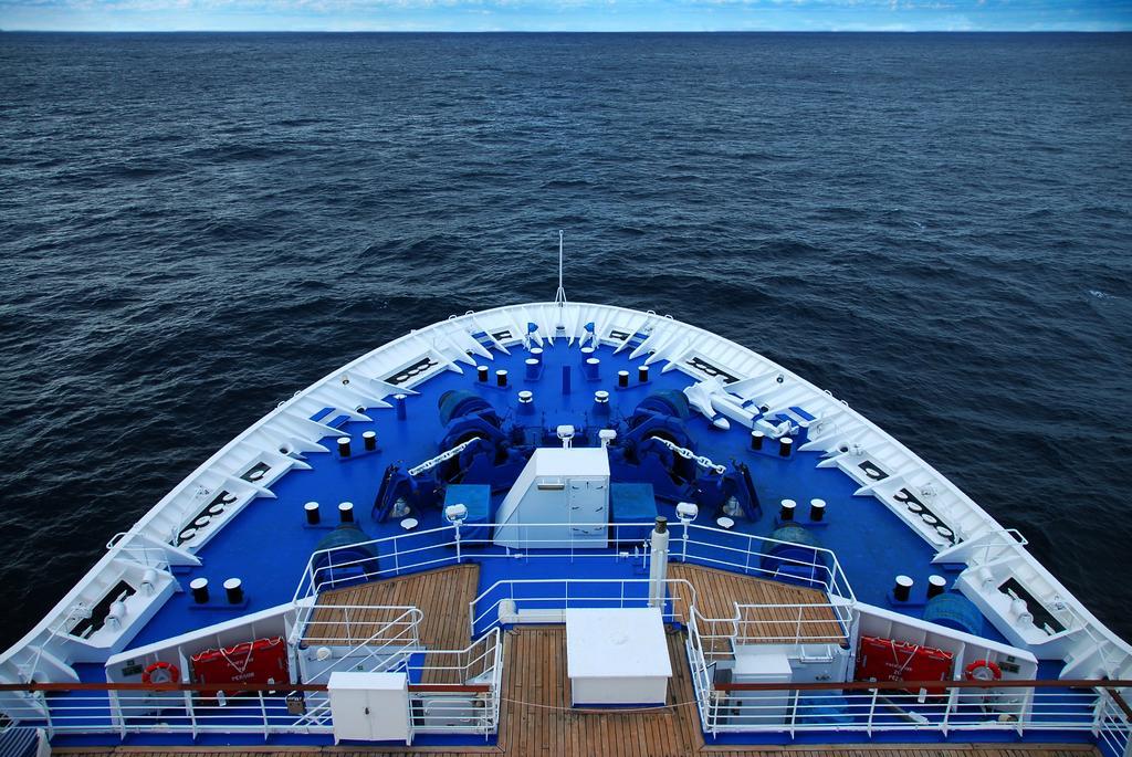 海上航行船舶头航行背景图片