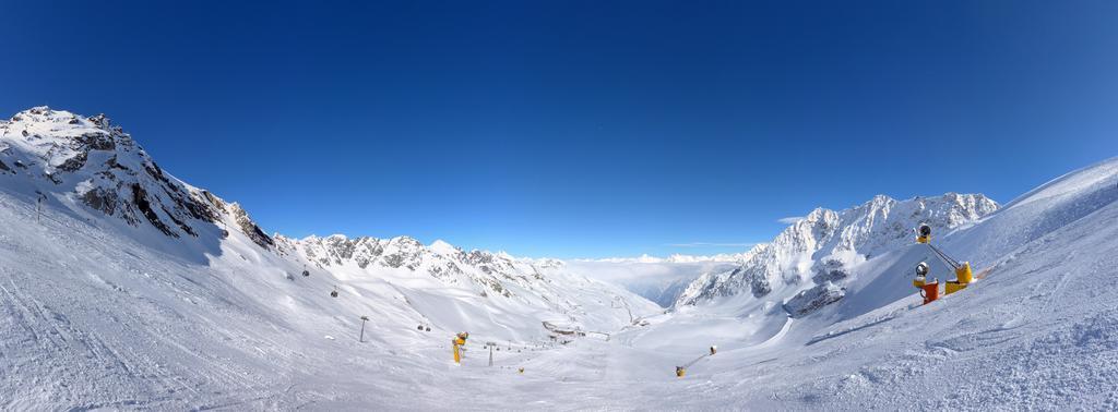 白色自然风景雪山和缆车背景图片