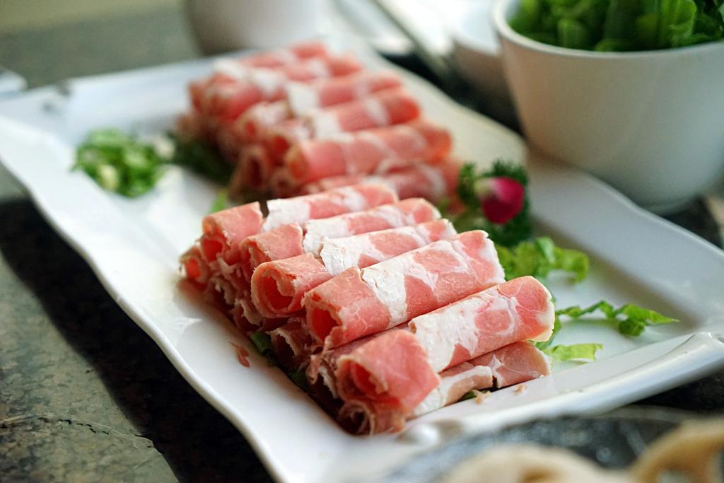 白色餐饮写实美味羊肉卷背景图片