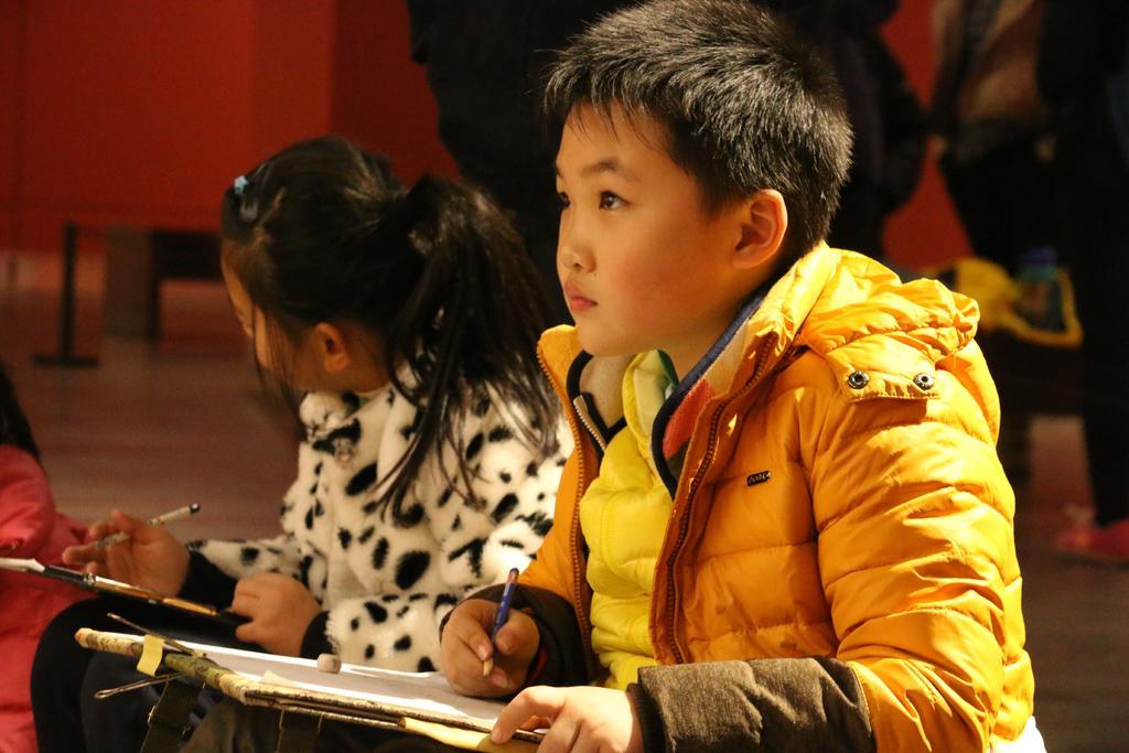 童年色彩认真可爱男生画画人物摄影背景图片