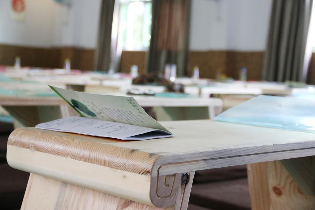 教育清新模糊教室课桌上课本特写背景图片