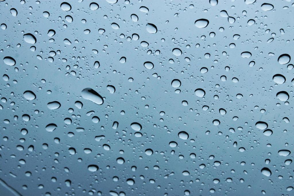 蓝色摄影微距蓝色背景上水滴特写水珠背景图片