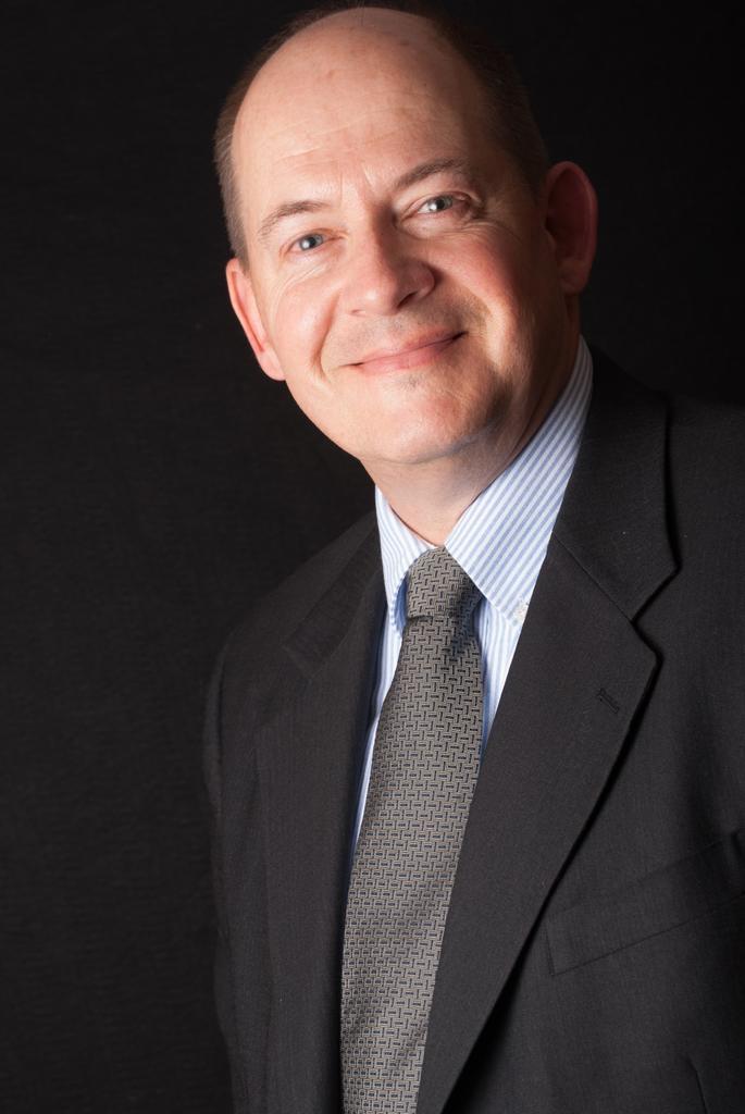 黑色人肖像微笑的黑色西服商人背景图片