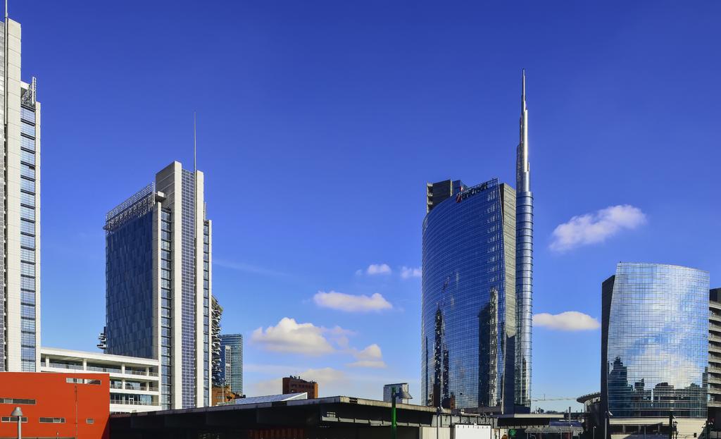 蓝色金融商务摩天大楼时尚街区背景图片