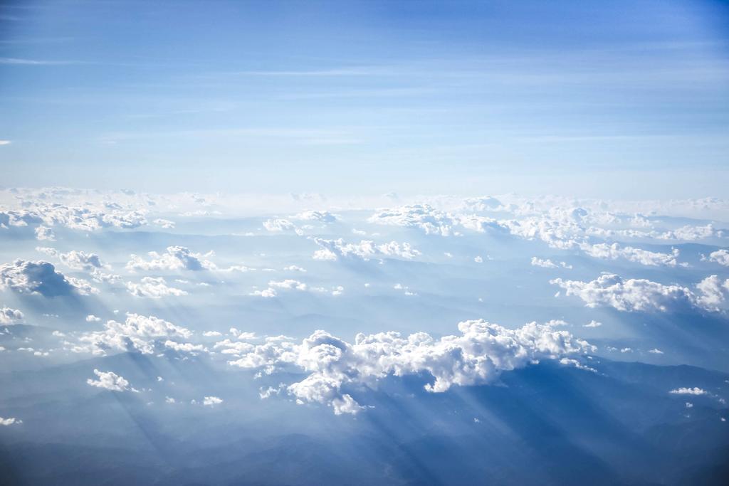 蓝色天空云层大气云上世界背景图片