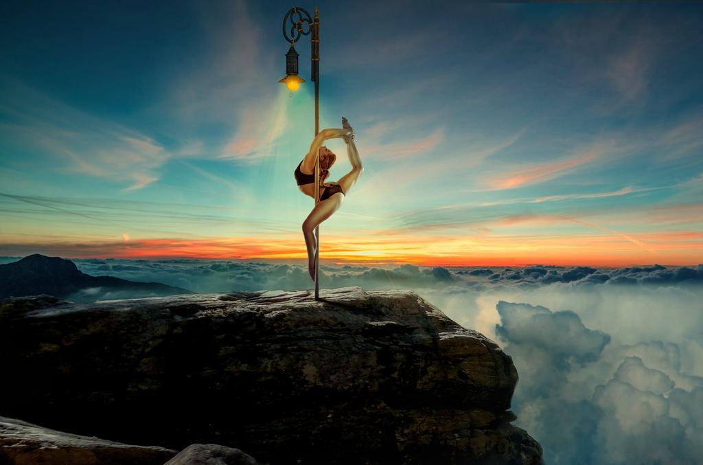 人奇幻岩石上跳舞的女人背景图片