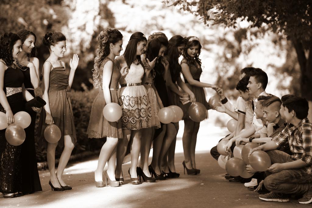 黑白时尚年轻男女交流聚会背景图片