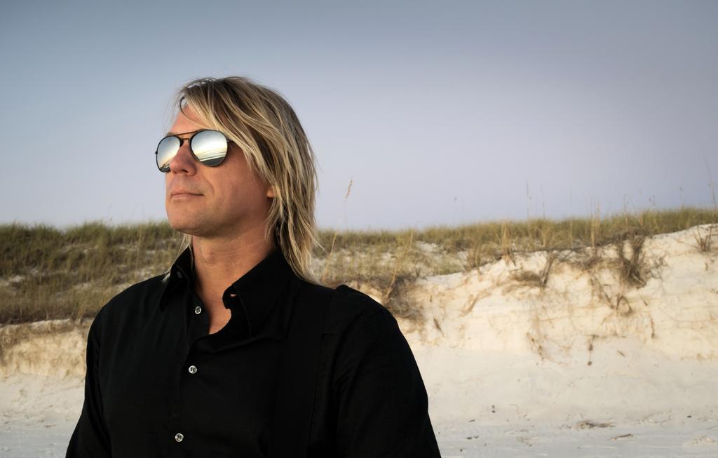 黑色商业商务沙漠上自信的成功人士人物特写背景图片