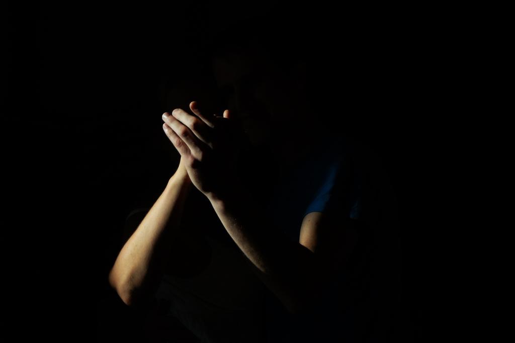 黑色夜晚黑暗光影鼓掌手指背景图片