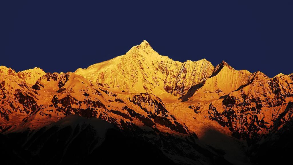 黄色旅游唯美户外锻炼户外梅里雪山背景图片