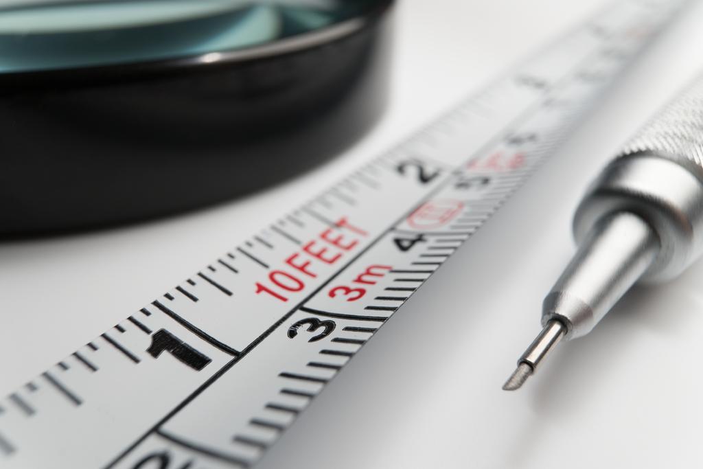 白色测量工具尺子笔工作环境背景图片