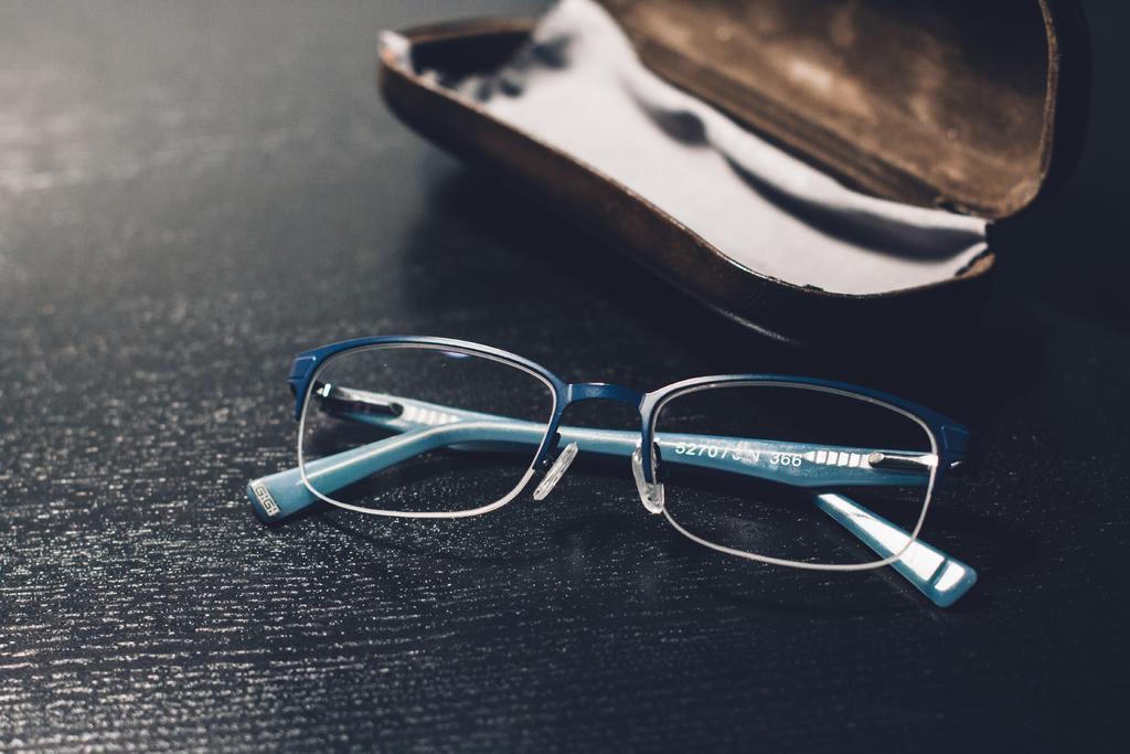 眼镜工艺经典一副眼镜办公学习近视背景图片