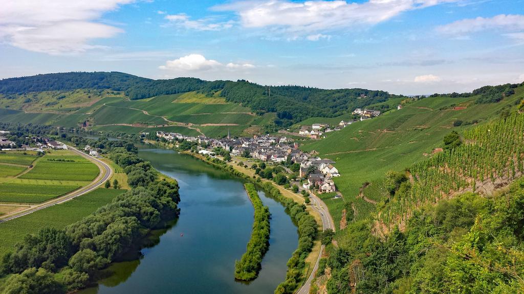 绿色山脉河流天空自然资源背景图片