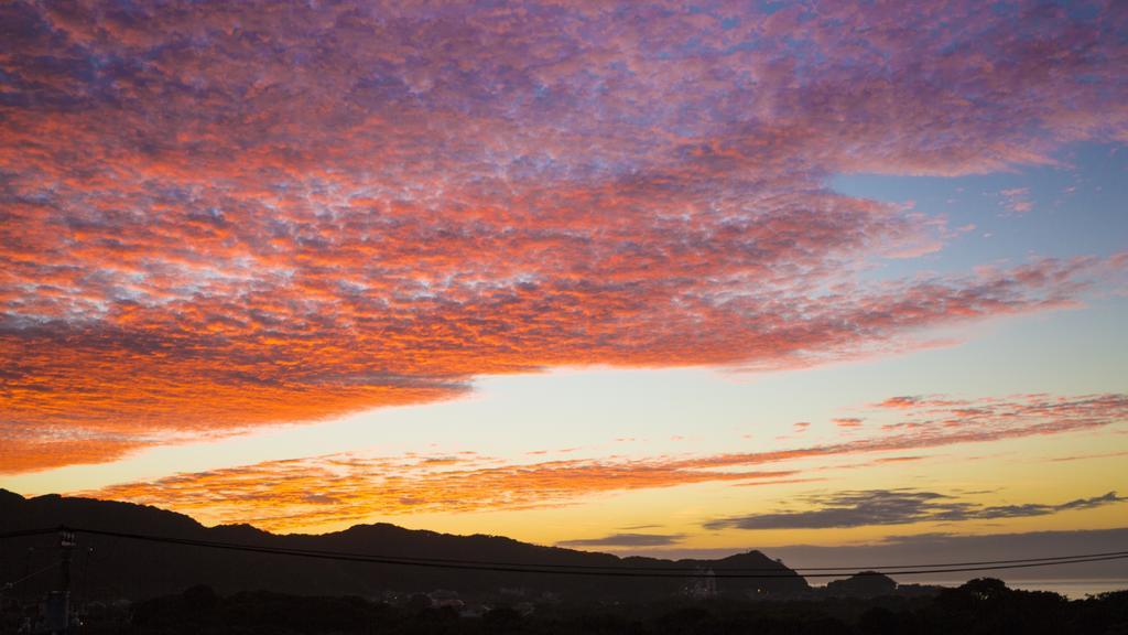 粉黄广告天空云彩横亘远方宣传背景图片