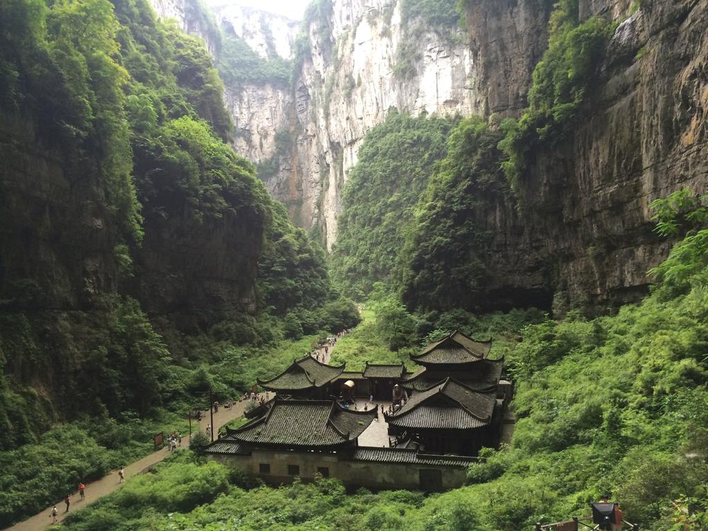 绿色旅游清新朦胧山间小镇宣传背景图片