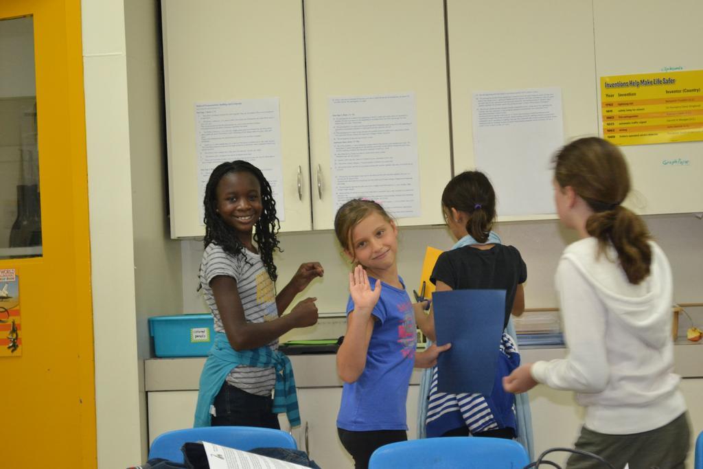 儿童教育课堂一起讨论朋友小学集团学校背景图片