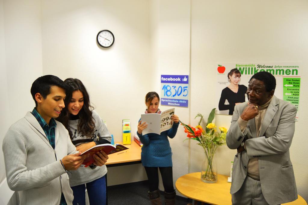 多元文化的语言学校学生和老师的交流教育背景图片