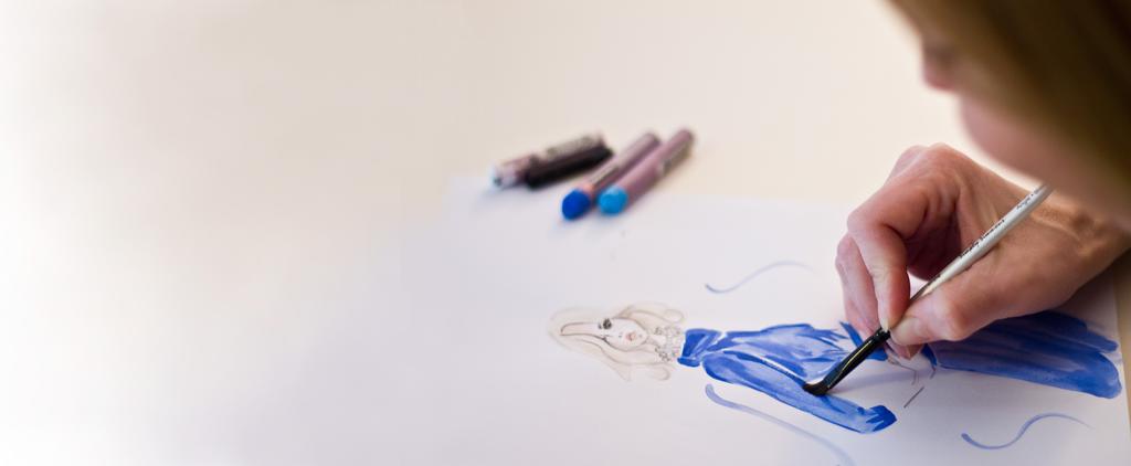 蓝白艺术文艺工行者在白纸上绘画艺术创作水彩背景图片