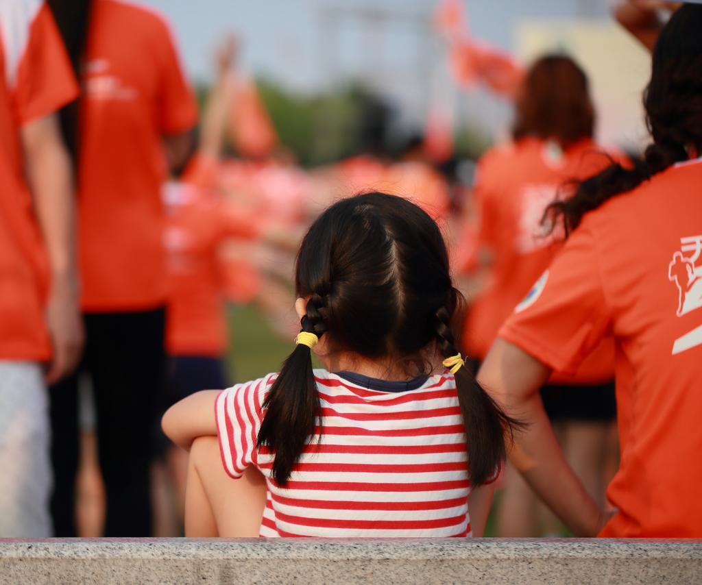 橙色宣传教育推广广告背景图