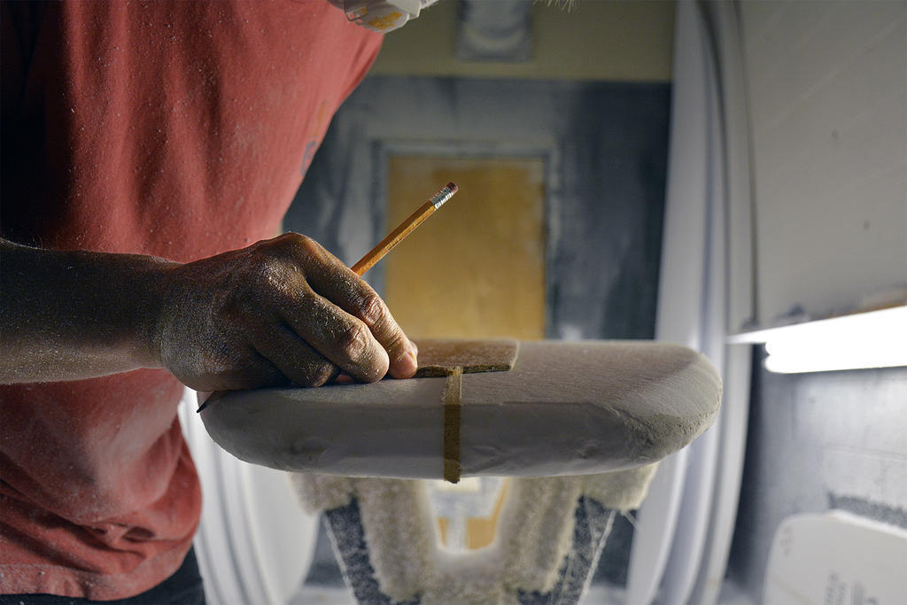 匠人工匠工作台认真工作中工艺品生产技术活图片