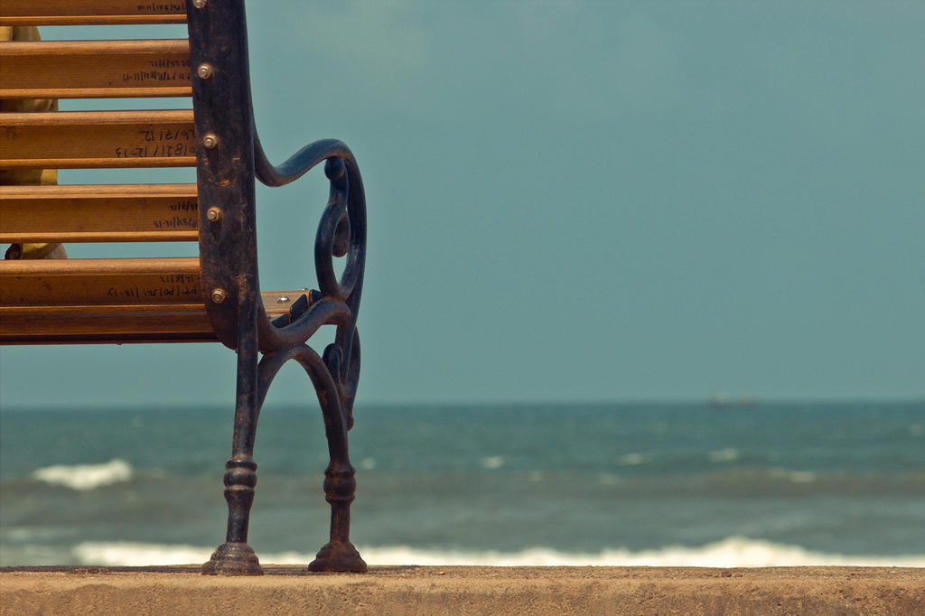 自然景色海边的木座椅背景图片