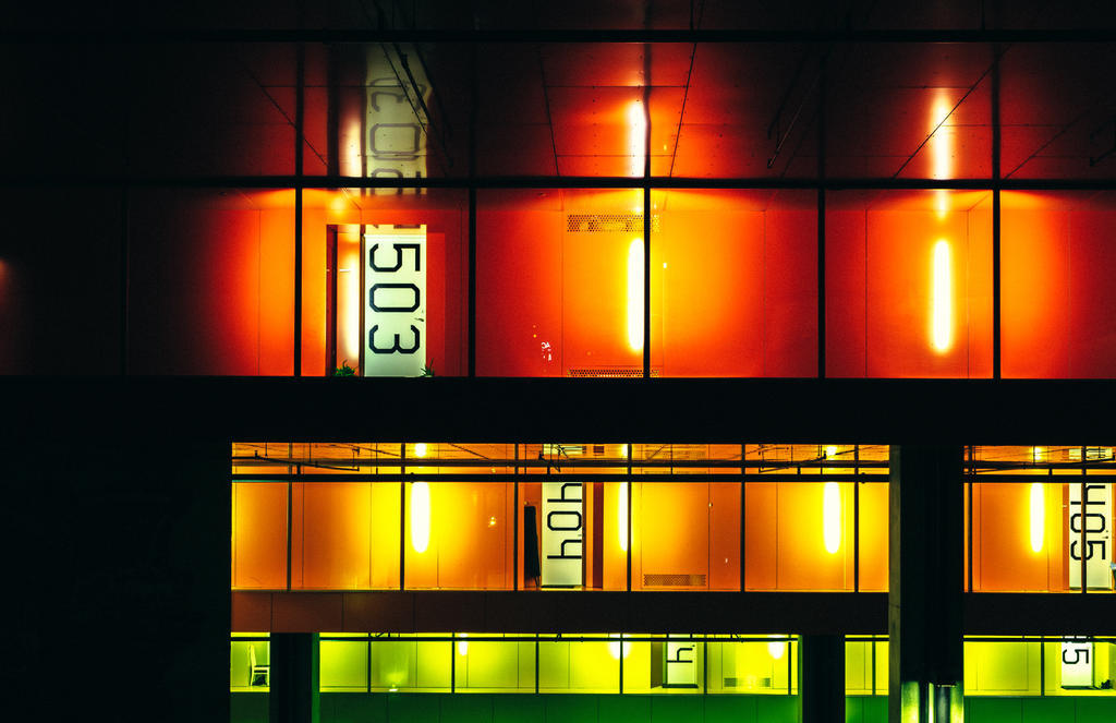 黑色现代建筑夜晚背景图片