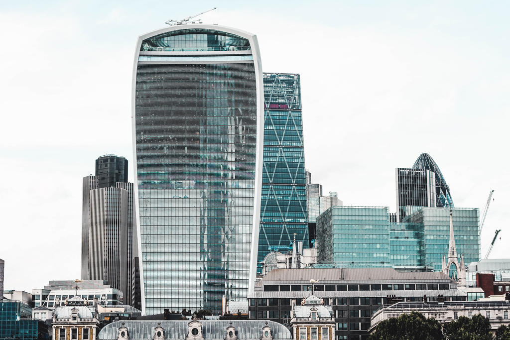 白色城市高层建筑商务金融贸易中心背景图片