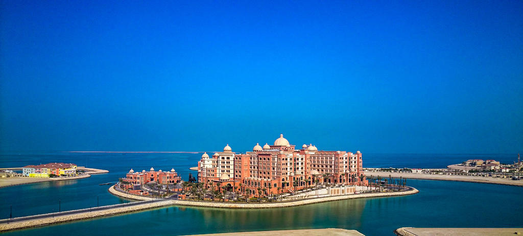 蓝色旅游唯美高楼宣传背景图片