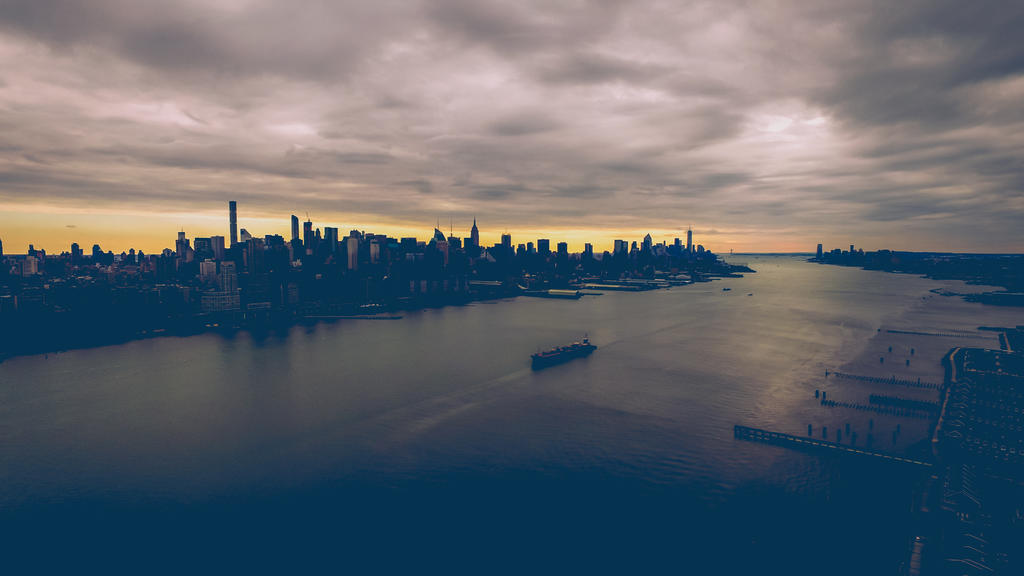 阴天的昏暗都市背景图片