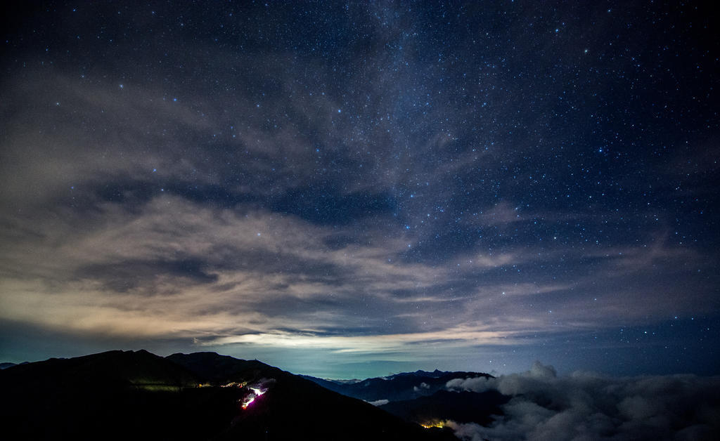 黑夜摄影壮阔山顶星空宣传照背景图片