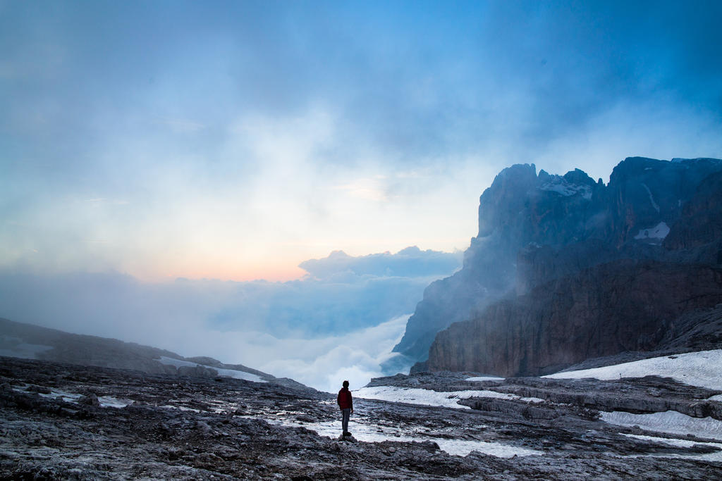 蓝色旅游壮阔雪山云海背景图片