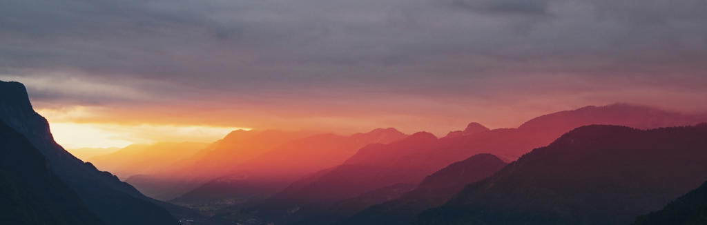 日落 夕阳 太阳 山 山峰 顶峰 景色 云 云朵 天空 山 山峦 山峰