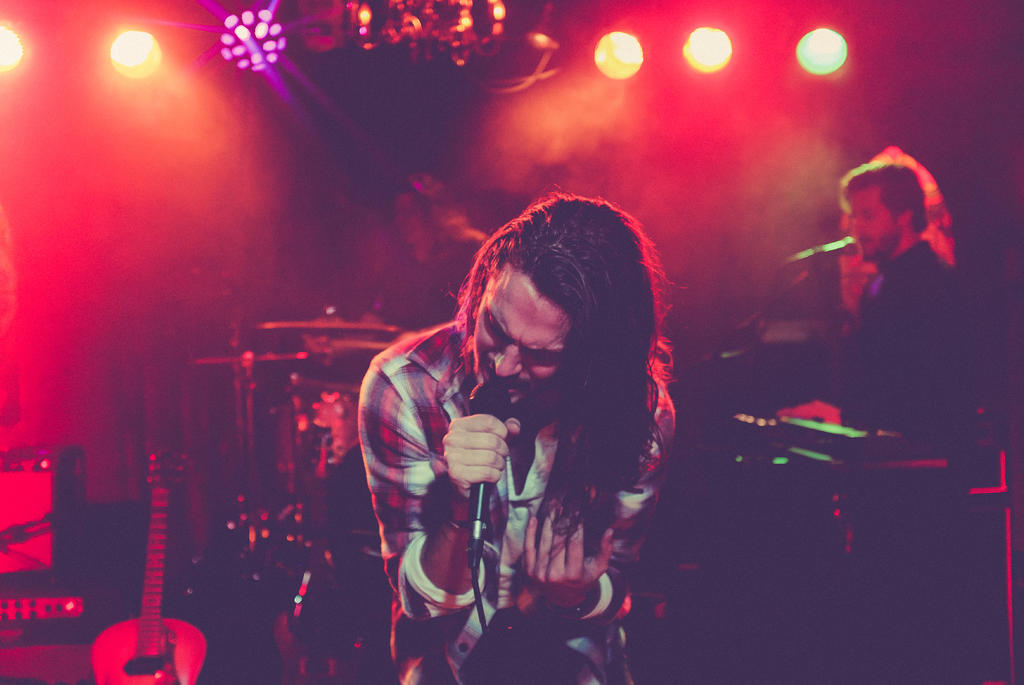 酒吧红色的灯光和歌手背景图片