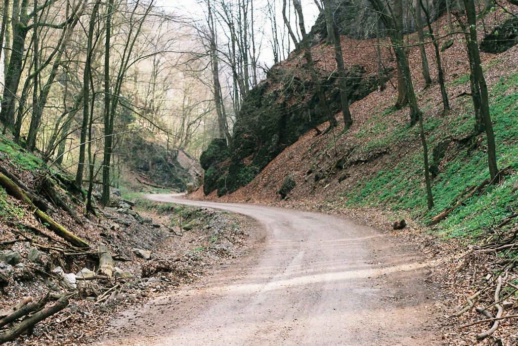 道路泥土山谷间的土路山崖道路背景图片