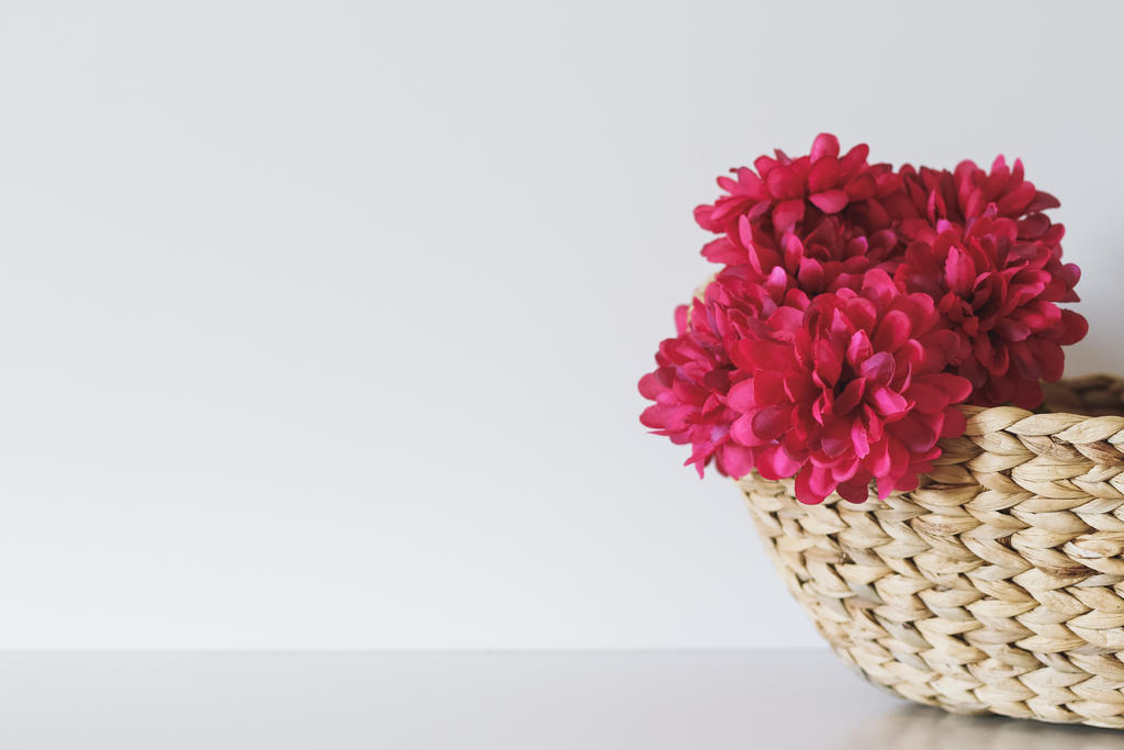 摄影清新花篮里的玫瑰背景图片