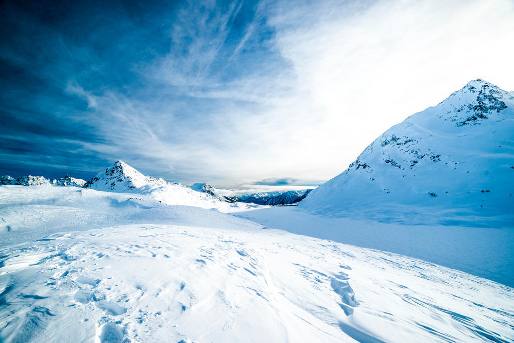 蓝白自然神秘蓝天下的群山自然雪山旅游背景图片